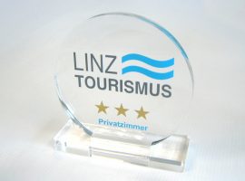 Kirkkaat akryylinäytöt