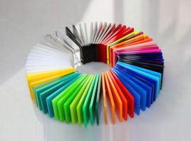 Värillinen pleksilasi